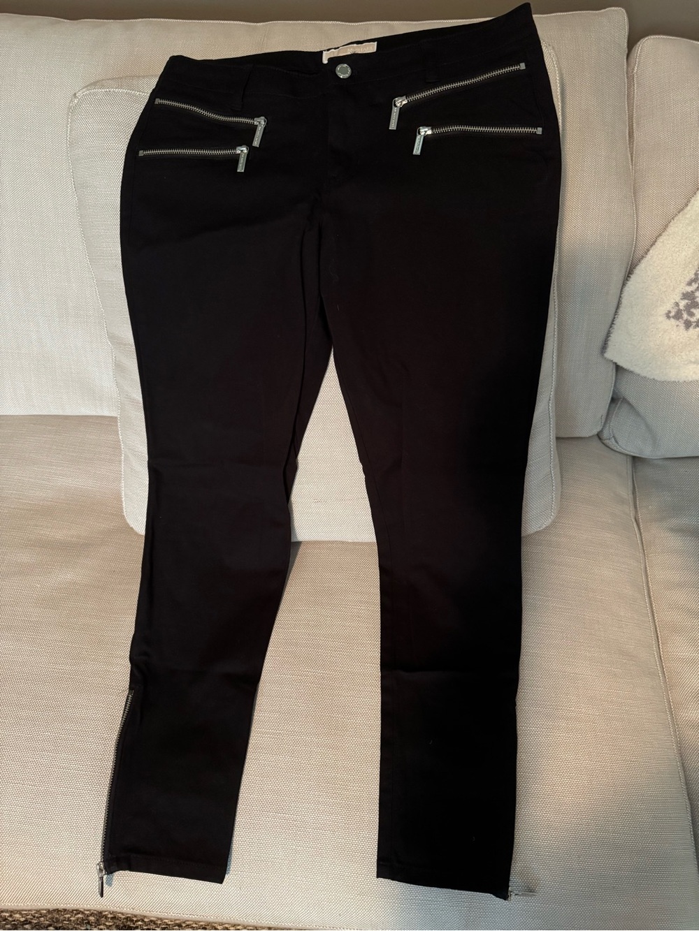 Black Women’s Zipper Accent Jeans